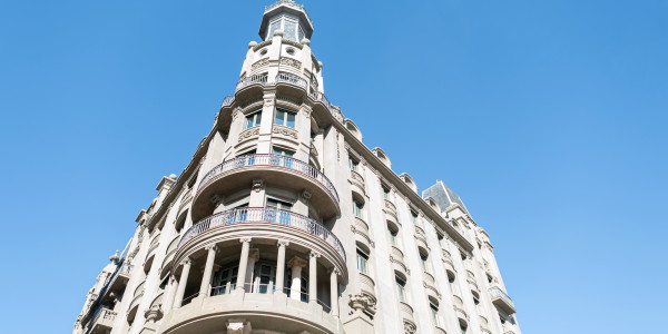 Pintar Fachadas de Empresas / Negocios / Locales Comerciales en Terrassa · Restauración de Fachadas Antiguas