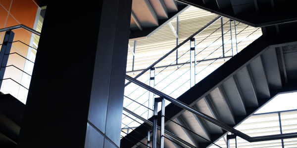Pintar Fachadas de Empresas / Negocios / Locales Comerciales en Terrassa · Pintado de Escaleras