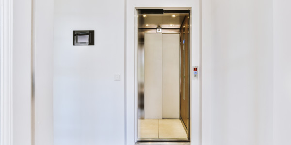 Pintar Fachadas y Patios de Luces de Comunidades Vecinos / Propietarios en Terrassa · Esmalte de Puertas de Ascensores, Puertas de Emergencia y Portales