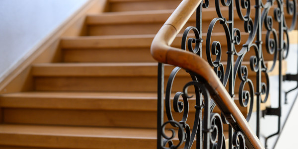 Pintar Fachadas y Patios de Luces de Comunidades Vecinos / Propietarios en Terrassa · Pintado de Pasillos, Escaleras y Zonas de Tránsito