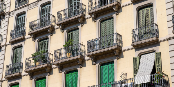 Pintar Fachadas y Patios de Luces de Comunidades Vecinos / Propietarios en Terrassa · Reparación y Preparación de Superficies