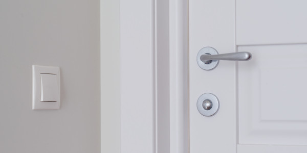 Pintar Fachadas y Patios de Luces de Comunidades Vecinos / Propietarios en Terrassa · Pintura para Pintado de Puertas Privadas de Vecinos