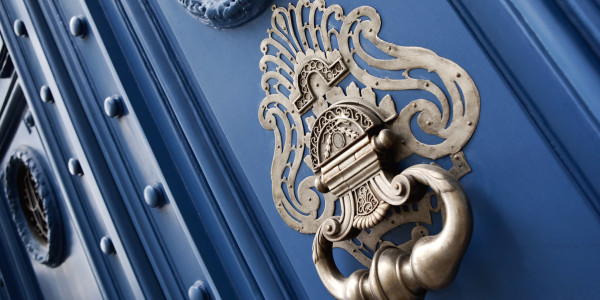 Rehabilitación y Restauración de Fachadas en Terrassa · Restauración de Puertas / Portales / Ventanas de Madera