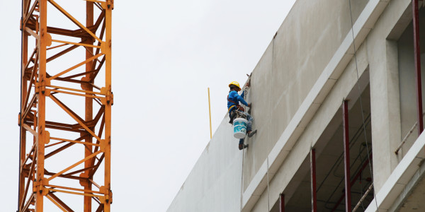 Trabajos Verticales en Fachadas de Edificios / Viviendas en Terrassa · Pintar Edificios de Construcción de Obra Nueva