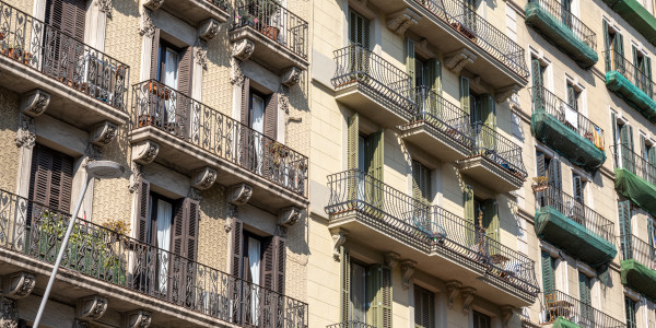 Trabajos Verticales en Fachadas de Edificios / Viviendas en Terrassa · Pintado de Fachadas con Difícil Acceso
