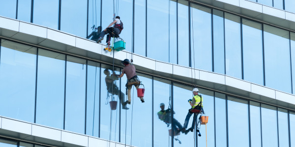 Trabajos Verticales en Fachadas de Edificios / Viviendas en Terrassa · Pintado Económico y Rápido de Fachadas
